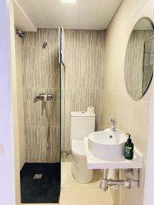 a bathroom with a toilet and a sink and a shower at Betis a la Orilla del Guadalquivir & Vistas a la Giralda in Seville