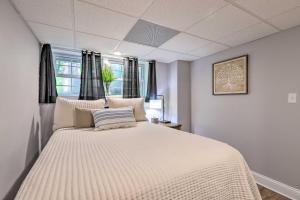a bedroom with a large bed in a room at 21 Mi to Atlanta Getaway with Fire Pit! in Jonesboro
