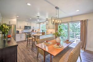 Cuisine ou kitchenette dans l'établissement Chic Lake House with Furnished Deck and Hot Tub!