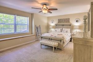 une chambre avec un lit et un ventilateur de plafond dans l'établissement Hot Tub, Fire Pit and Lake Access Poconos Escape!, à Albrightsville