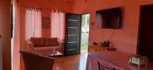 TV a/nebo společenská místnost v ubytování Casa con piscina en Gobernador Roca