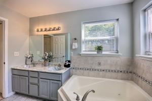 une salle de bain avec une baignoire, un lavabo et un miroir dans l'établissement Hot Tub, Fire Pit and Lake Access Poconos Escape!, à Albrightsville 37 autres photos