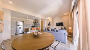a kitchen and living room with a table and a couch at Fully Serviced Apartment at Regatta Living - 9F in Santo Domingo