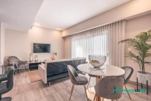 un soggiorno con divano e tavolo di Breakfast Included Fully Serviced Apartment at Regatta Living II - 204 a Santo Domingo