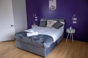 A bed or beds in a room at PRIVATE•ASTONISHING•CONTRACTOR•DETACHED•LutonAirport•WI-FI•PARKING•SPACIOUSNESS