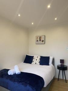 A bed or beds in a room at PRIVATE•ASTONISHING•CONTRACTOR•DETACHED•LutonAirport•WI-FI•PARKING•SPACIOUSNESS