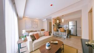Posezení v ubytování Fully Serviced Apartment at Regatta Living II - 304