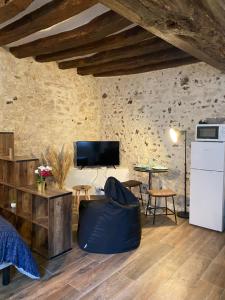 a living room with a couch and a table at Studio Manhattan WIFI Plein de charme in Gien