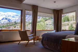 a bedroom with a bed and a view of mountains at Lodge El Morado in Lo Valdés