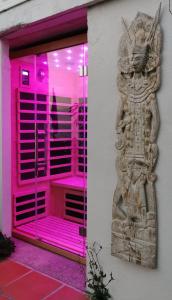 uma vitrine com iluminação rosa num edifício em Vue magnifique, piscine privée chauffée et sauna à 10min de Monaco em Roquebrune-Cap-Martin