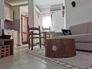 salon z kanapą i stołem w obiekcie Sardinia House w mieście Porto San Paolo