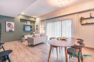 Posezení v ubytování Breakfast Included Fully Serviced Apartment at Regatta Living II - 306
