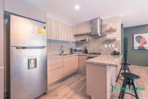 Kuchyň nebo kuchyňský kout v ubytování Breakfast Included Fully Serviced Apartment at Regatta Living II - 306
