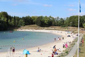 un grupo de personas en una playa en el agua en VILLA GIULIA - 5min Roissy Airport - 20min Disney, en Gressy