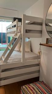 Двуетажно легло или двуетажни легла в стая в Ático de diseño con terraza en el centro de Olot
