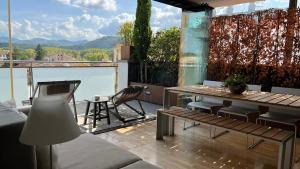 a patio with a table and chairs on a balcony at Ático de diseño con terraza en el centro de Olot in Olot