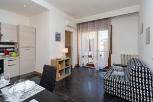 eine Küche und ein Wohnzimmer mit einem Tisch und einem Sofa in der Unterkunft [La casa di Rosa] A jewel of elegance at the Vomero in Neapel