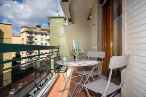 einen Balkon mit einem Tisch und Stühlen in der Unterkunft [La casa di Rosa] A jewel of elegance at the Vomero in Neapel
