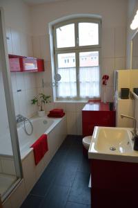 a bathroom with a tub and a toilet and a sink at Schleusenwärter Hus in Stralsund