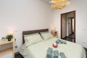 ナポリにある[La casa di Rosa] A jewel of elegance at the Vomeroのベッドルーム1室(大型ベッド1台、靴付)