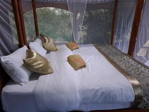 En eller flere senge i et værelse på Tayari Luxury Tented Camp - Mara