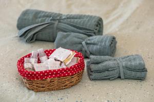 einen Korb mit Handtüchern und einen Korb mit Süßigkeiten in der Unterkunft [La casa di Rosa] A jewel of elegance at the Vomero in Neapel