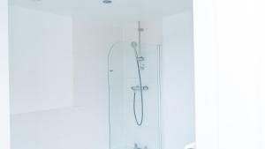 Kylpyhuone majoituspaikassa Guerneville place 1 bedroom Luxury Apartment Gants-Hill in Illford