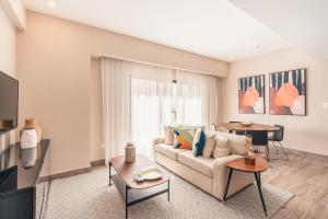 un soggiorno con divano e tavolo di Apartment at Regatta Living II - 406 fully-equipped a Los Prados