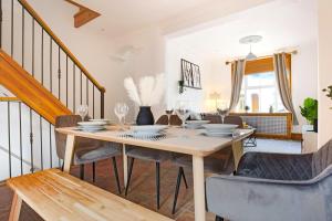 A restaurant or other place to eat at Spacious House in City Centre - Sleeps up to 9 - Free Parking, Super-Fast Wifi, Garden, Balcony, and Smart TV with Virgin TV and Netflix by Yoko Property