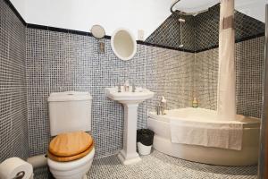 Un baño con inodoro, lavabo y bañera. en Spacious House in City Centre - Sleeps up to 9 - Free Parking, Super-Fast Wifi, Garden, Balcony, and Smart TV with Virgin TV and Netflix by Yoko Property, en Northampton 28 fotos más