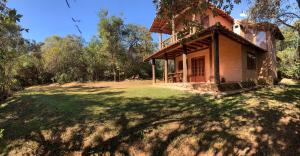 a house on a hill with a shadow of a tree at Chico Bertolino / Reserva Alto da Colina in Conceição da Ibitipoca