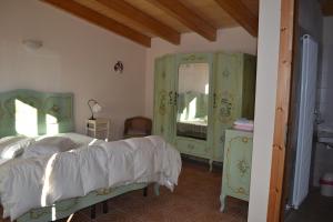 מיטה או מיטות בחדר ב-Cascina Trapella