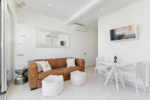 シッチェスにあるBeach penthouse Sitges Rentalsのリビングルーム(ソファ、テーブル付)