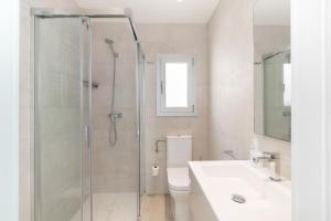 Koupelna v ubytování Beach penthouse Sitges Rentals + 10 fotografií