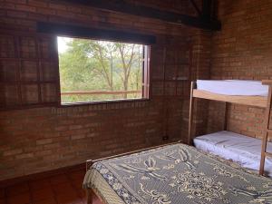 a room with two bunk beds and a window at Varandas da Serra / Reserva Alto da Colina in Conceição da Ibitipoca