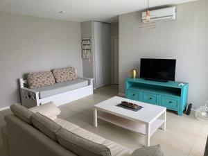 uma sala de estar com um sofá, uma televisão e uma mesa em Departamento Villa Los Remeros, Tigre em Tigre