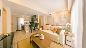 聖多明各的住宿－Fully Serviced Apartment at Regatta Living II - 703，一间带白色沙发的客厅和一间厨房