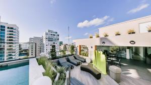 een balkon met een zwembad en een gebouw bij Fully Serviced Apartment at Regatta Living II - 703 in Santo Domingo