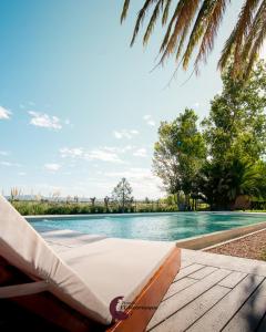 vistas a una piscina con chaise longue en Posada El Alcornoque en San Rafael