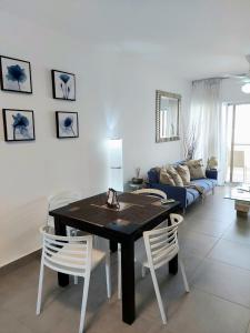 uma sala de estar com uma mesa e cadeiras e um sofá em Ocean Palms - 1Bed 1Bth King Suite Condo em Cabarete