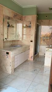 y baño con lavabo y espejo. en Residenza Le Magnolie, en Verbania