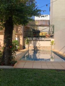 波萨达斯Edificio Itasu - 4to - alquileres temporales的建筑物中间的游泳池