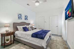 1 dormitorio con 1 cama grande y TV en Lavish Downtown Home with Stunning Rooftop Deck Views, en Houston