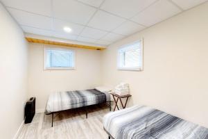 Posteľ alebo postele v izbe v ubytovaní Modern Log Chalet - Lower Unit