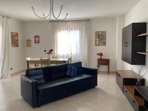 sala de estar con sofá y mesa en Casa Sossi, en Montagnano