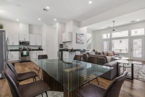 cocina y sala de estar con mesa de cristal en Lavish Downtown Home with Stunning Rooftop Deck Views, en Houston