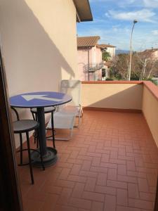 d'une terrasse avec une table et des chaises sur un balcon. dans l'établissement Casa Sossi, à Montagnano