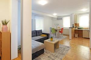 un soggiorno con un divano e un tavolo di Lion Apartment - Belgrade a Belgrado