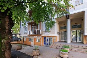 un edificio con un albero di fronte di Lion Apartment - Belgrade a Belgrado