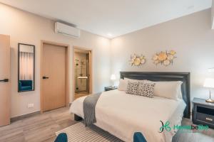 a bedroom with a large white bed in a room at Chic Fully Serviced Apartment at Regatta Living II - 705 in Los Prados +19 photos